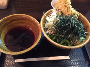 なぜ蕎麦にラー油を入れるのか。