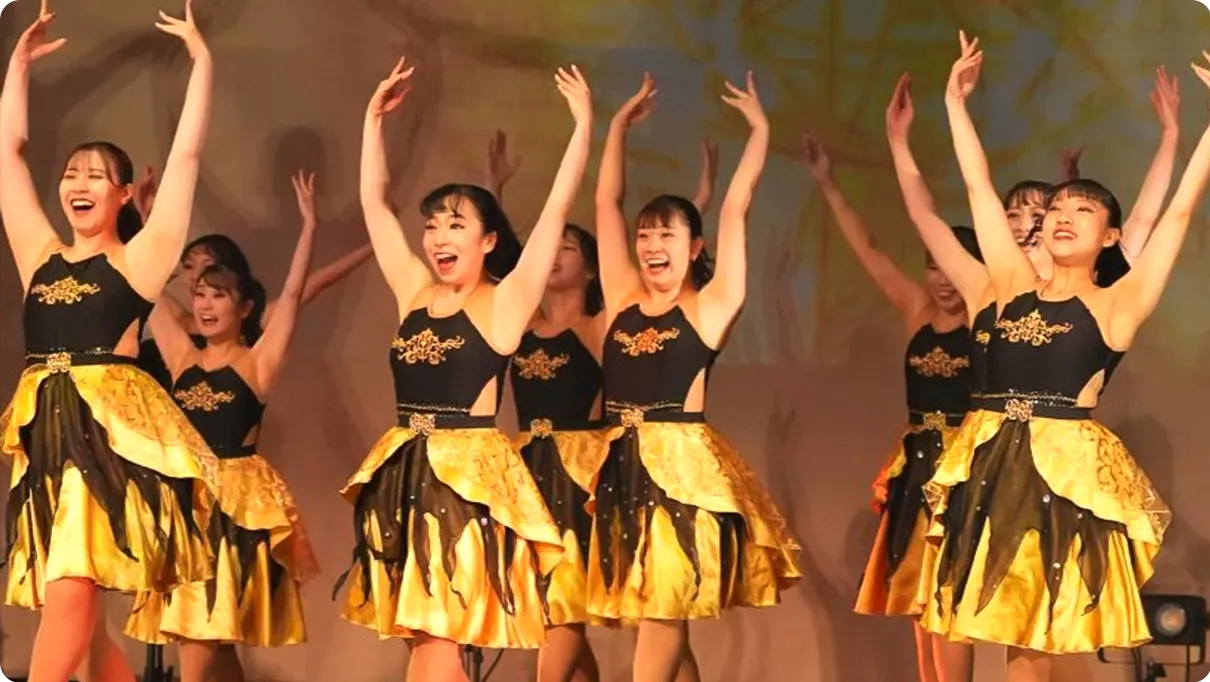 イベントではステージ⾐装を着て本物のテーマパークダンサーのように！